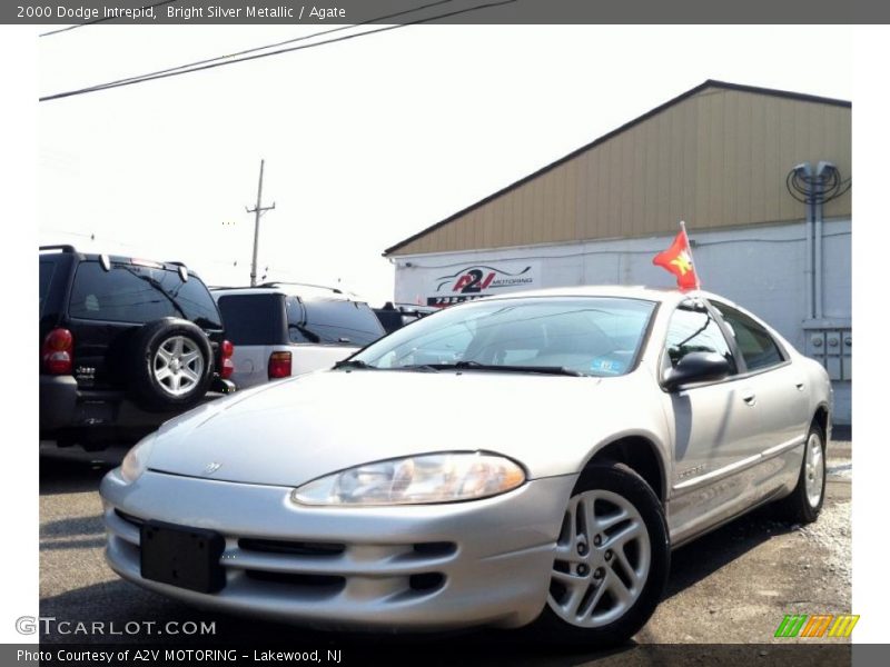 Front 3/4 View of 2000 Intrepid 