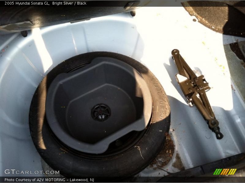 Bright Silver / Black 2005 Hyundai Sonata GL