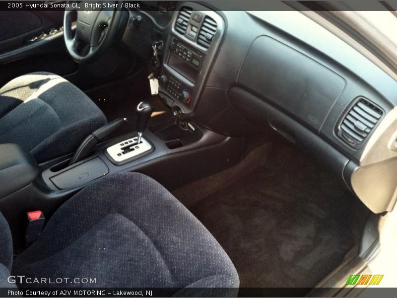 Bright Silver / Black 2005 Hyundai Sonata GL