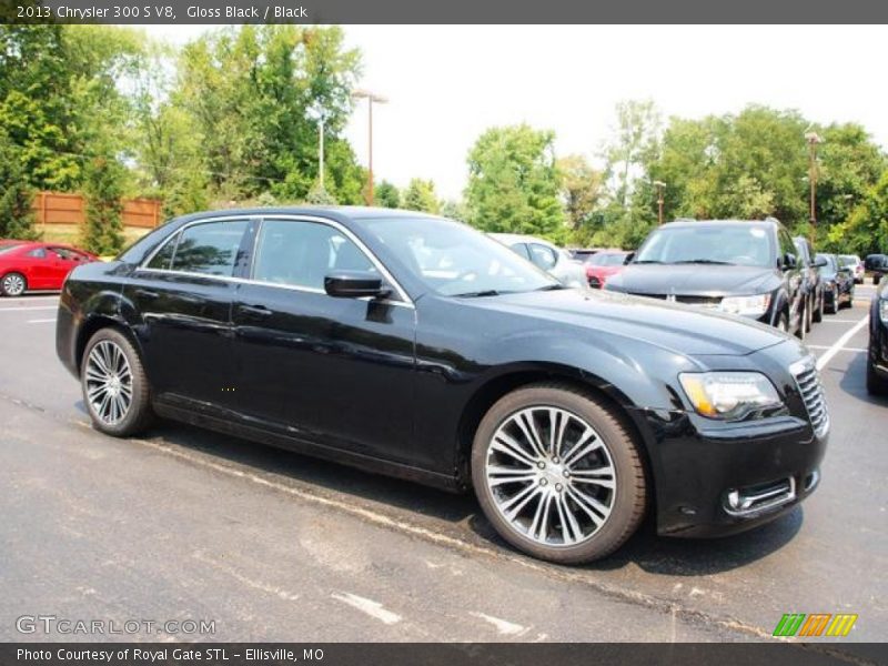 Front 3/4 View of 2013 300 S V8