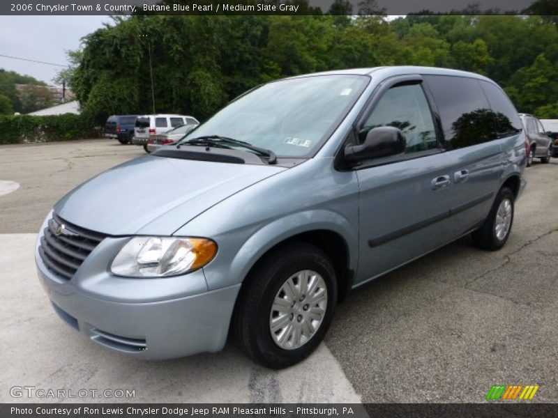 Front 3/4 View of 2006 Town & Country 