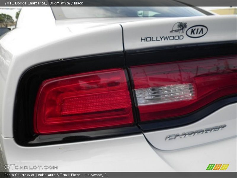 Bright White / Black 2011 Dodge Charger SE