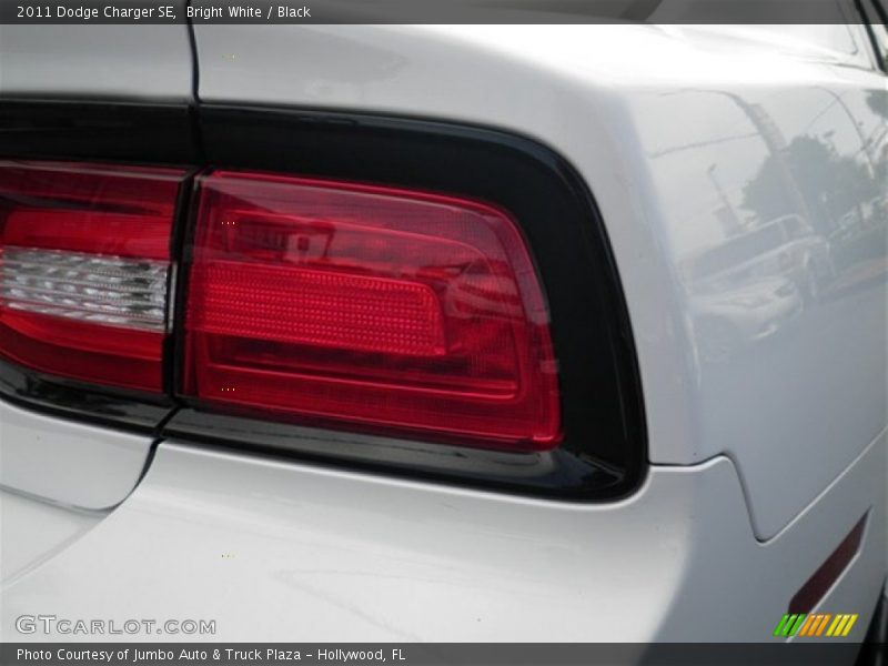 Bright White / Black 2011 Dodge Charger SE