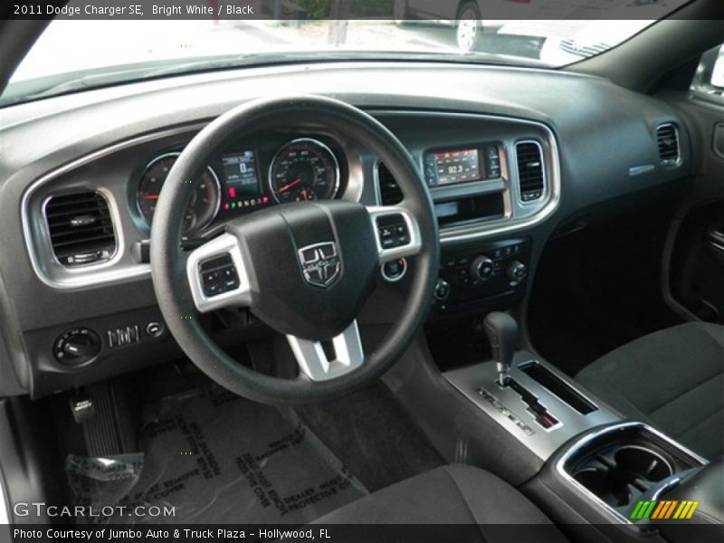 Bright White / Black 2011 Dodge Charger SE