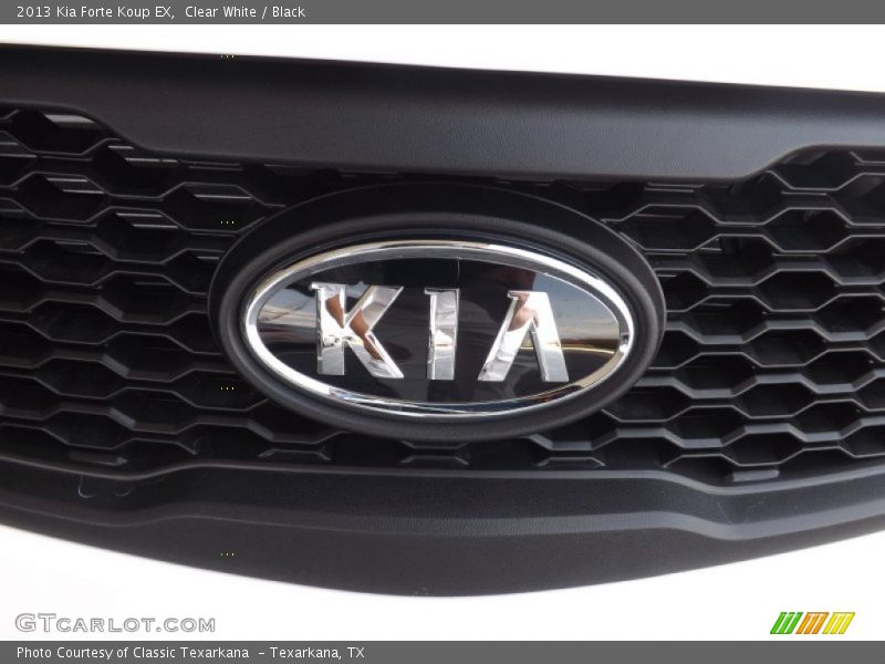 Clear White / Black 2013 Kia Forte Koup EX