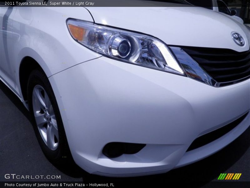 Super White / Light Gray 2011 Toyota Sienna LE