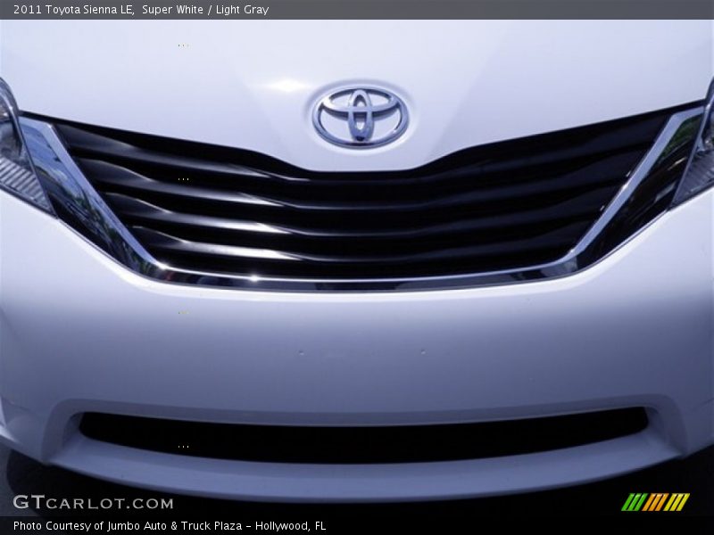Super White / Light Gray 2011 Toyota Sienna LE