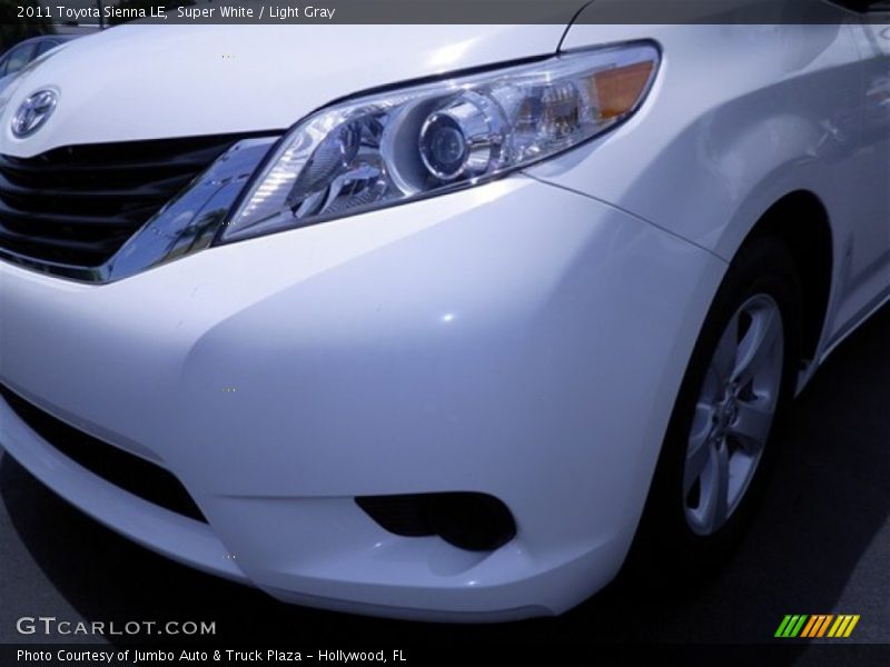 Super White / Light Gray 2011 Toyota Sienna LE