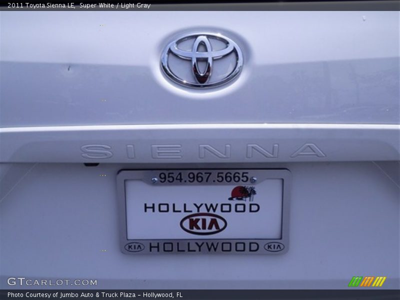 Super White / Light Gray 2011 Toyota Sienna LE