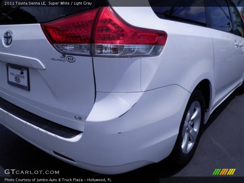 Super White / Light Gray 2011 Toyota Sienna LE