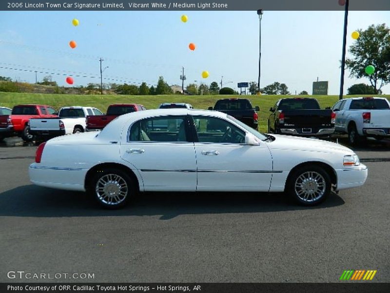 Vibrant White / Medium Light Stone 2006 Lincoln Town Car Signature Limited