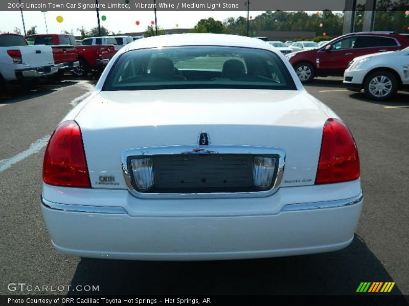 Vibrant White / Medium Light Stone 2006 Lincoln Town Car Signature Limited