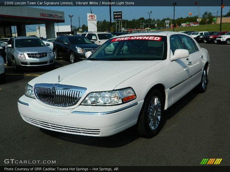 Vibrant White / Medium Light Stone 2006 Lincoln Town Car Signature Limited