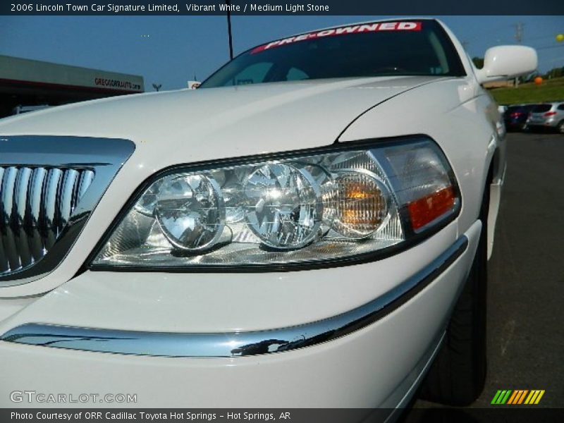 Vibrant White / Medium Light Stone 2006 Lincoln Town Car Signature Limited