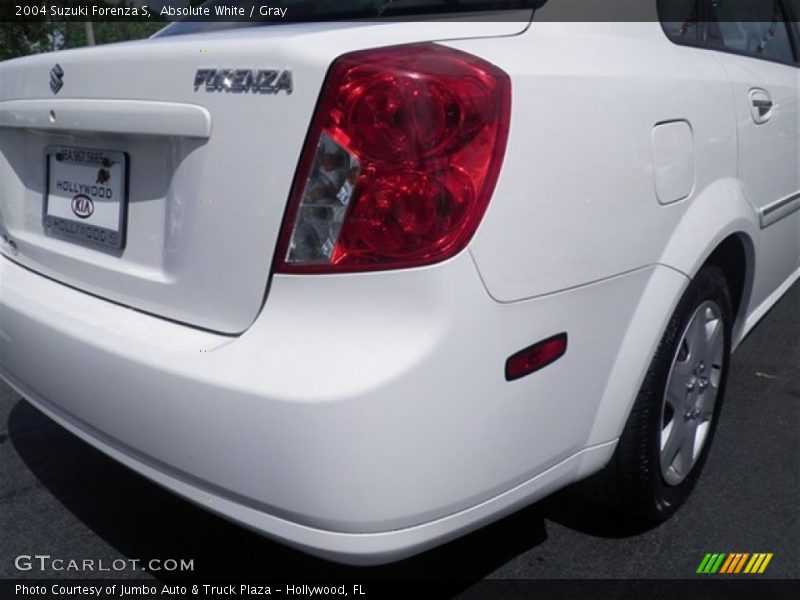 Absolute White / Gray 2004 Suzuki Forenza S