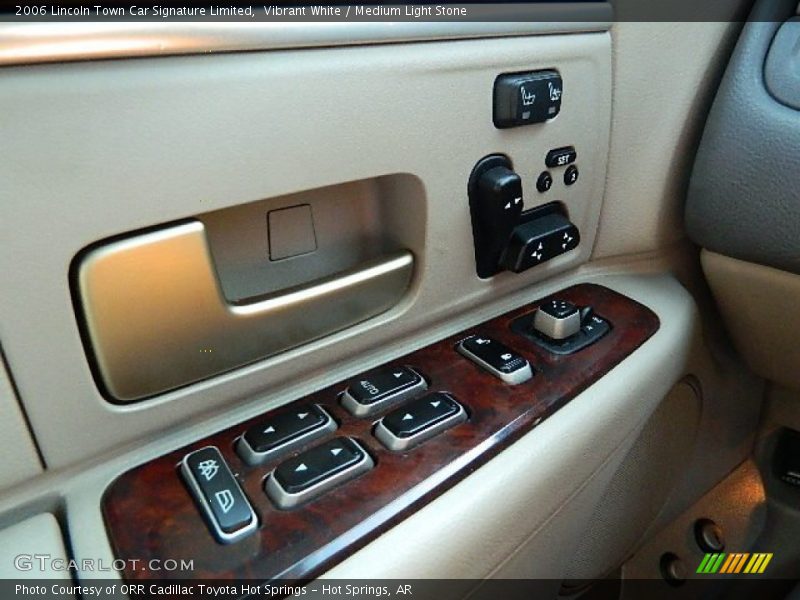 Vibrant White / Medium Light Stone 2006 Lincoln Town Car Signature Limited