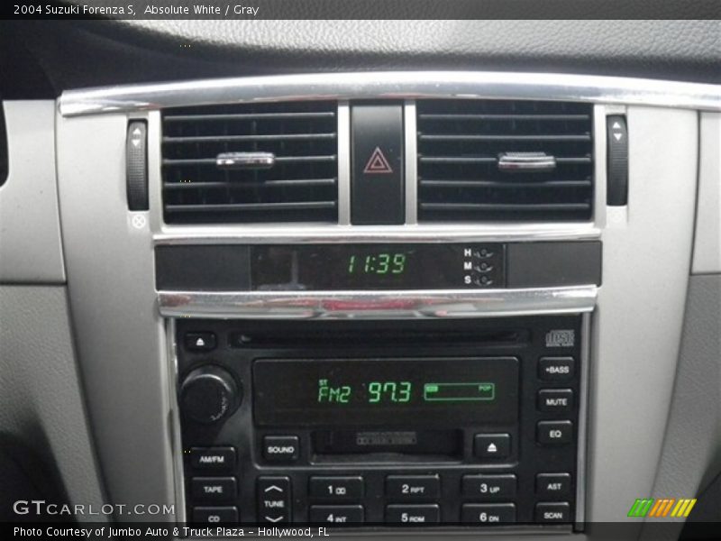 Absolute White / Gray 2004 Suzuki Forenza S