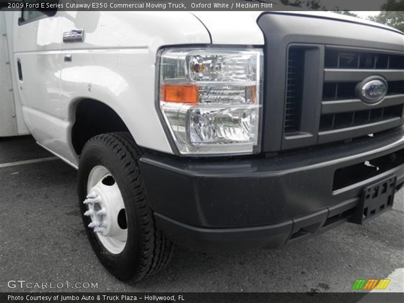 Oxford White / Medium Flint 2009 Ford E Series Cutaway E350 Commercial Moving Truck