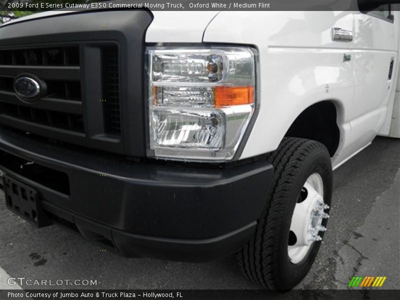 Oxford White / Medium Flint 2009 Ford E Series Cutaway E350 Commercial Moving Truck