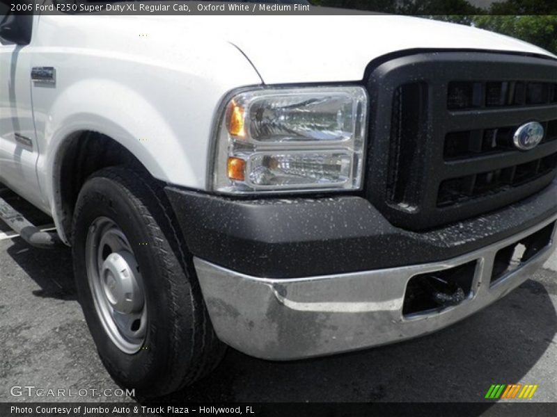 Oxford White / Medium Flint 2006 Ford F250 Super Duty XL Regular Cab