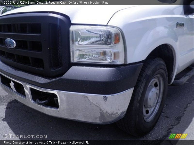 Oxford White / Medium Flint 2006 Ford F250 Super Duty XL Regular Cab