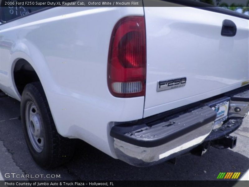 Oxford White / Medium Flint 2006 Ford F250 Super Duty XL Regular Cab