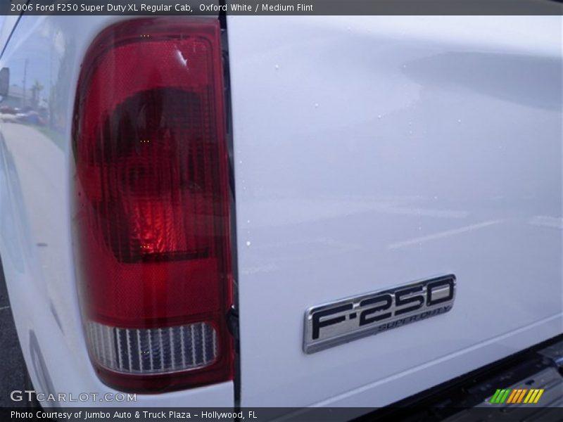 Oxford White / Medium Flint 2006 Ford F250 Super Duty XL Regular Cab