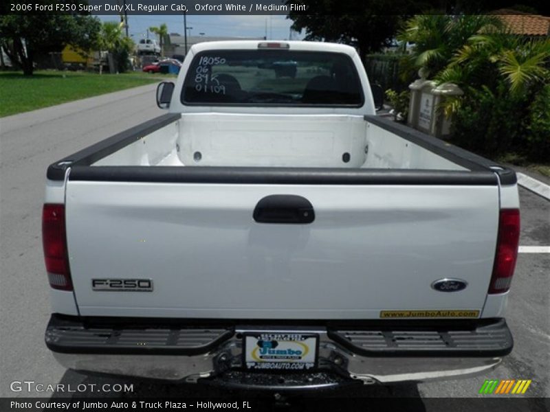 Oxford White / Medium Flint 2006 Ford F250 Super Duty XL Regular Cab