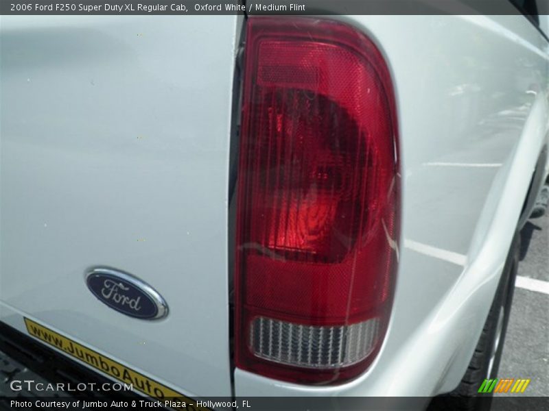 Oxford White / Medium Flint 2006 Ford F250 Super Duty XL Regular Cab