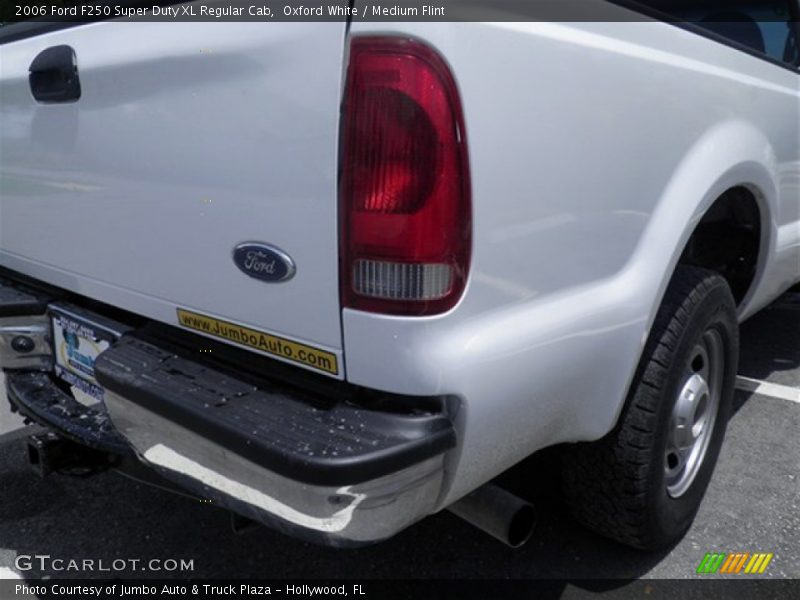 Oxford White / Medium Flint 2006 Ford F250 Super Duty XL Regular Cab