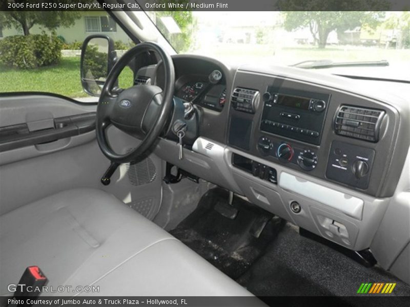 Dashboard of 2006 F250 Super Duty XL Regular Cab