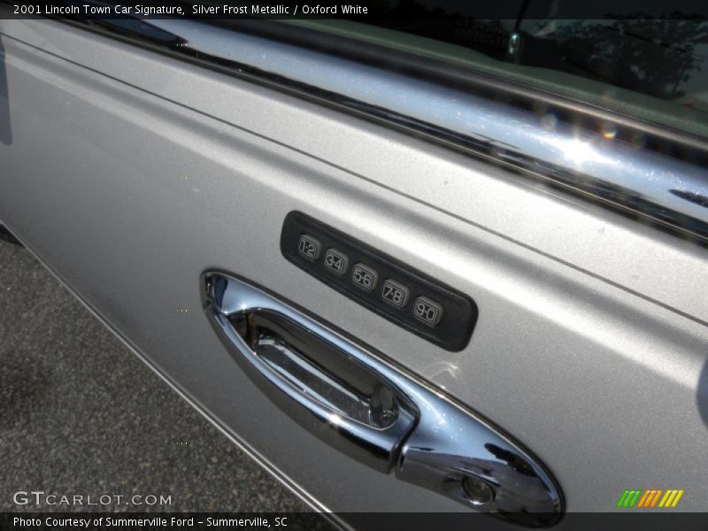 Silver Frost Metallic / Oxford White 2001 Lincoln Town Car Signature