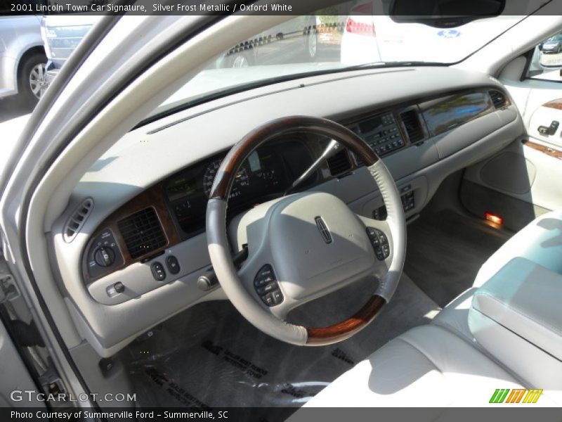 Silver Frost Metallic / Oxford White 2001 Lincoln Town Car Signature