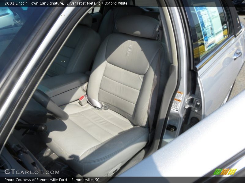 Silver Frost Metallic / Oxford White 2001 Lincoln Town Car Signature