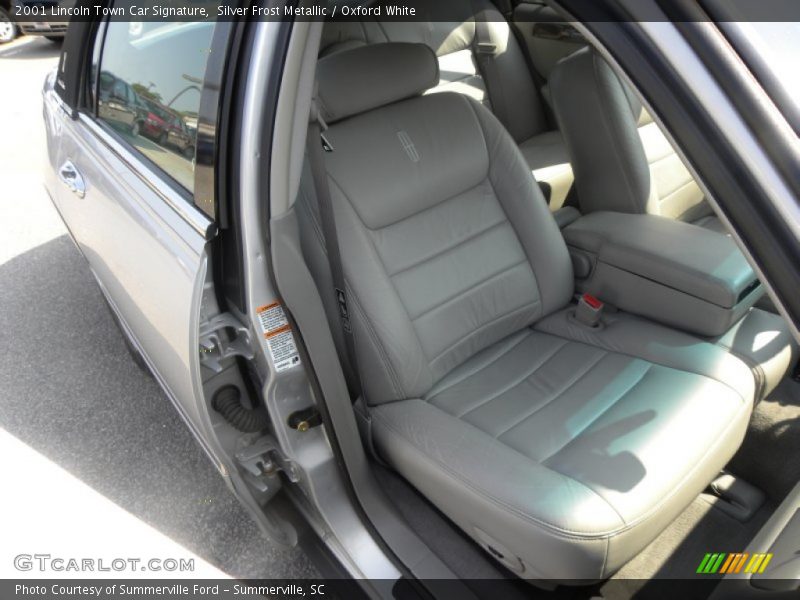 Silver Frost Metallic / Oxford White 2001 Lincoln Town Car Signature