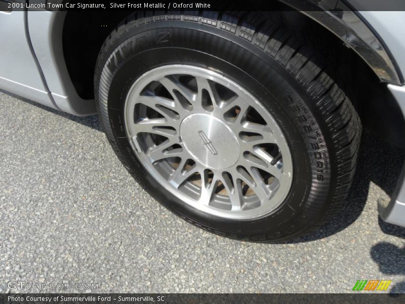 Silver Frost Metallic / Oxford White 2001 Lincoln Town Car Signature