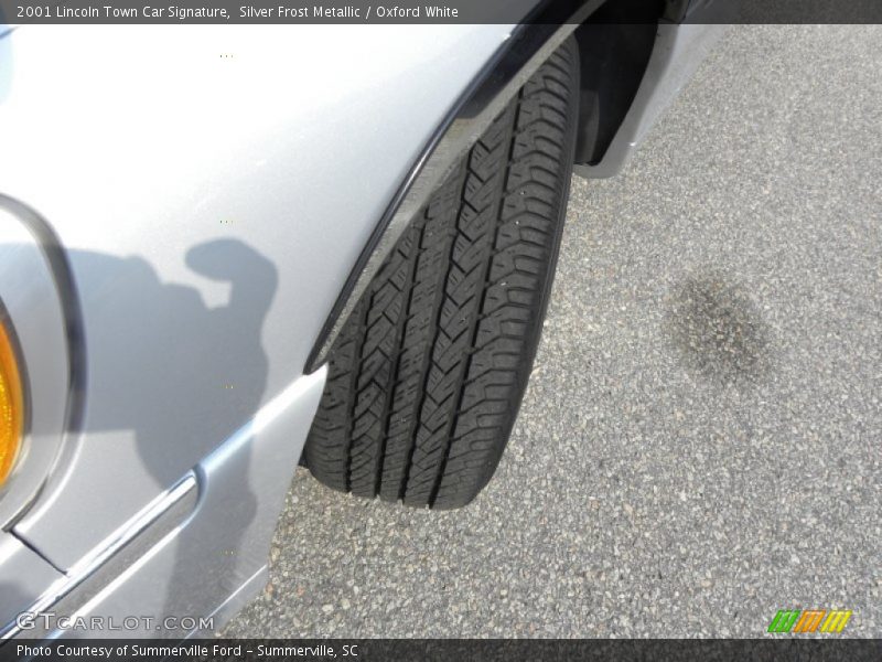 Silver Frost Metallic / Oxford White 2001 Lincoln Town Car Signature