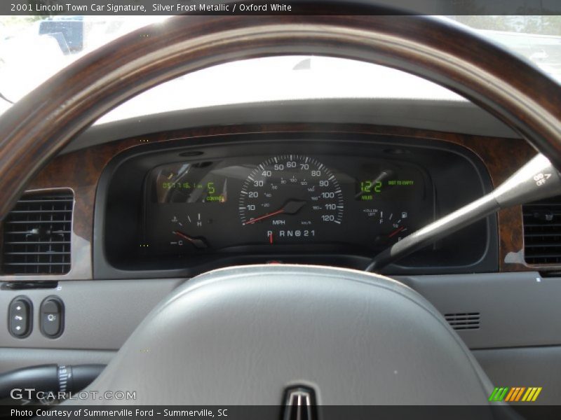 Silver Frost Metallic / Oxford White 2001 Lincoln Town Car Signature