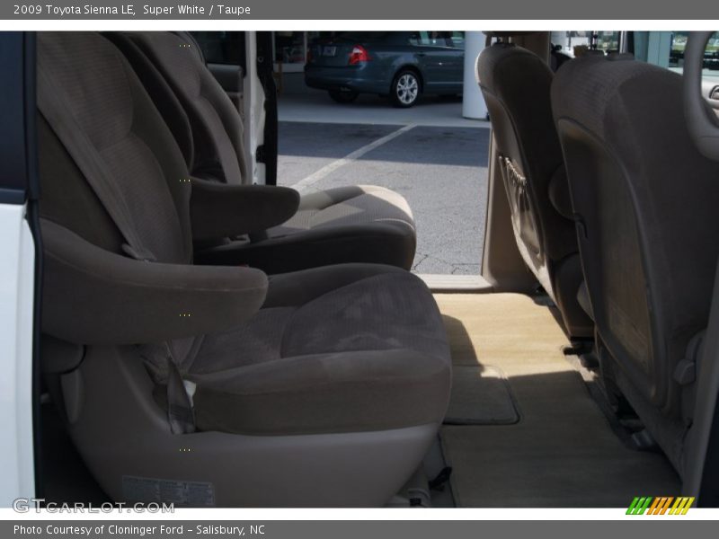 Super White / Taupe 2009 Toyota Sienna LE