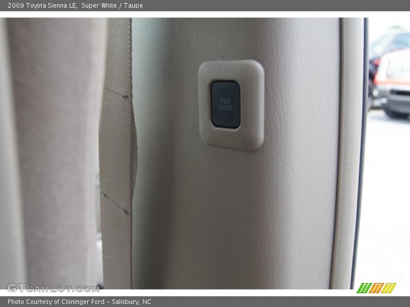 Super White / Taupe 2009 Toyota Sienna LE