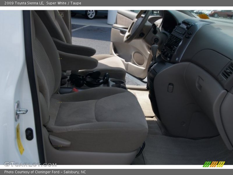 Super White / Taupe 2009 Toyota Sienna LE