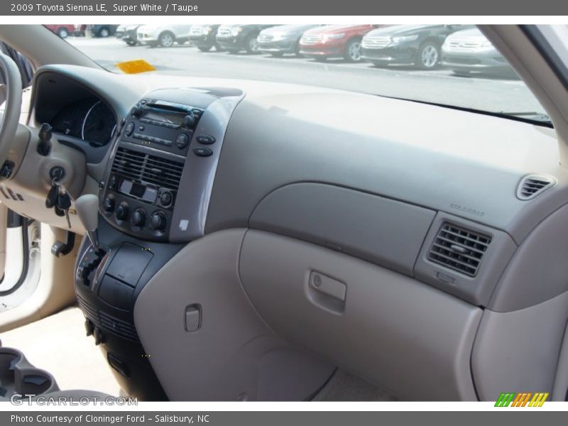 Super White / Taupe 2009 Toyota Sienna LE