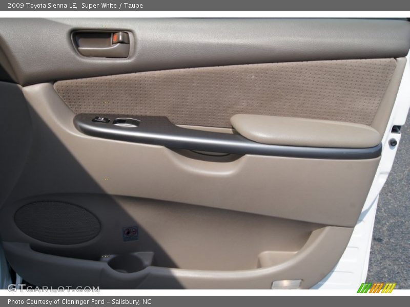 Super White / Taupe 2009 Toyota Sienna LE