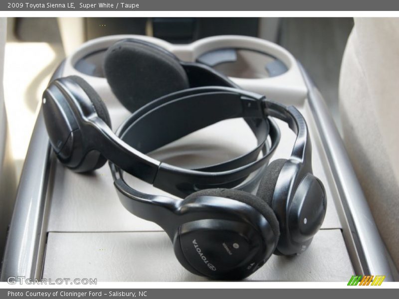Super White / Taupe 2009 Toyota Sienna LE