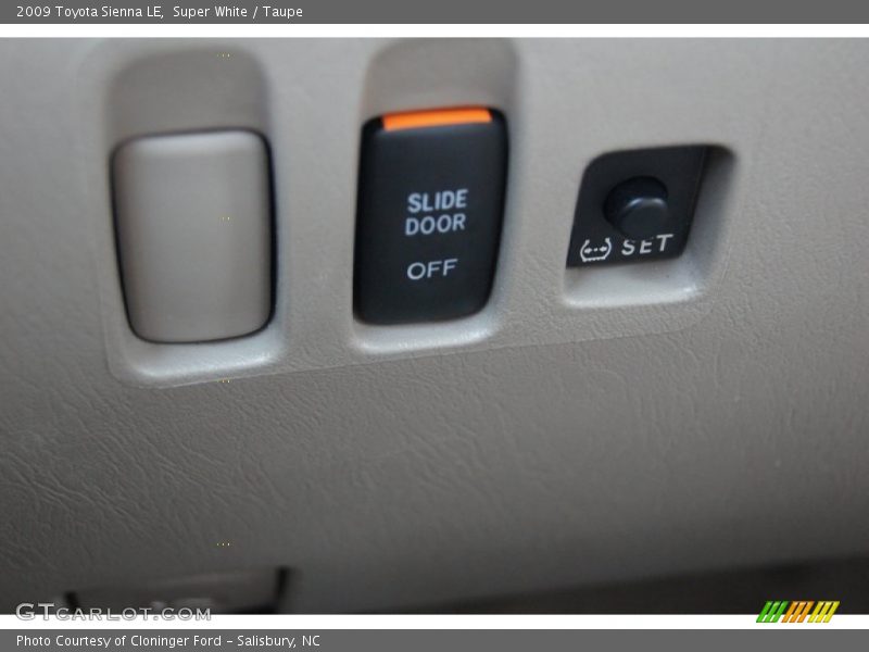 Super White / Taupe 2009 Toyota Sienna LE