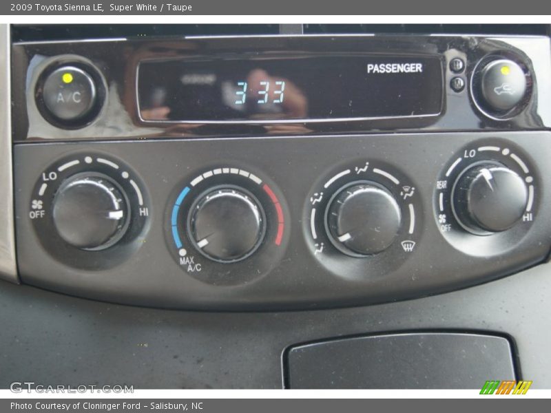 Super White / Taupe 2009 Toyota Sienna LE