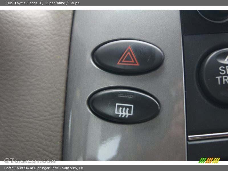 Super White / Taupe 2009 Toyota Sienna LE