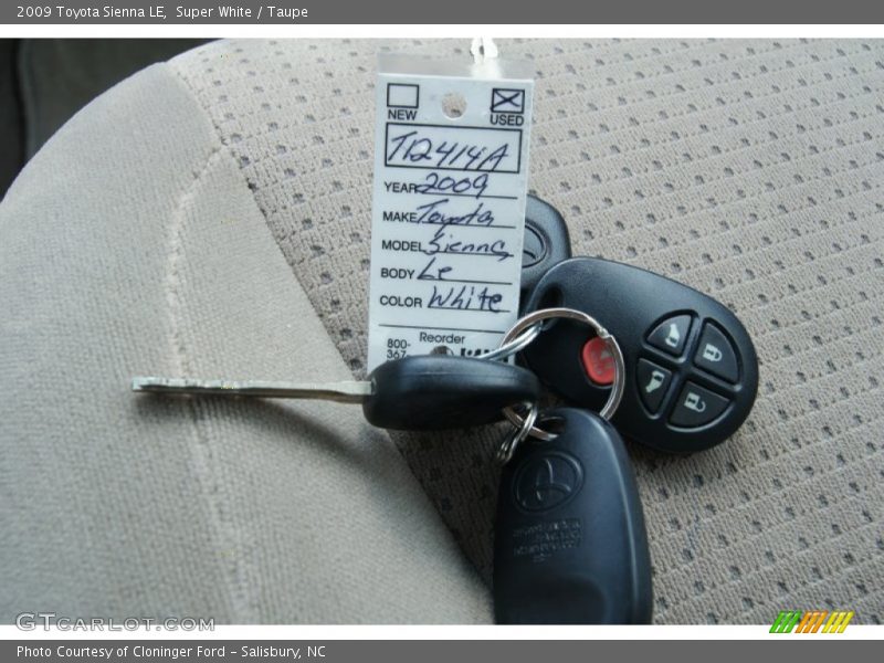 Super White / Taupe 2009 Toyota Sienna LE