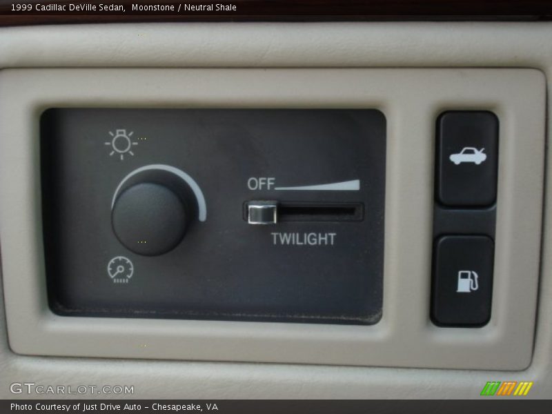 Moonstone / Neutral Shale 1999 Cadillac DeVille Sedan