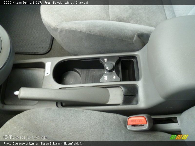 Fresh Powder White / Charcoal 2009 Nissan Sentra 2.0 SR